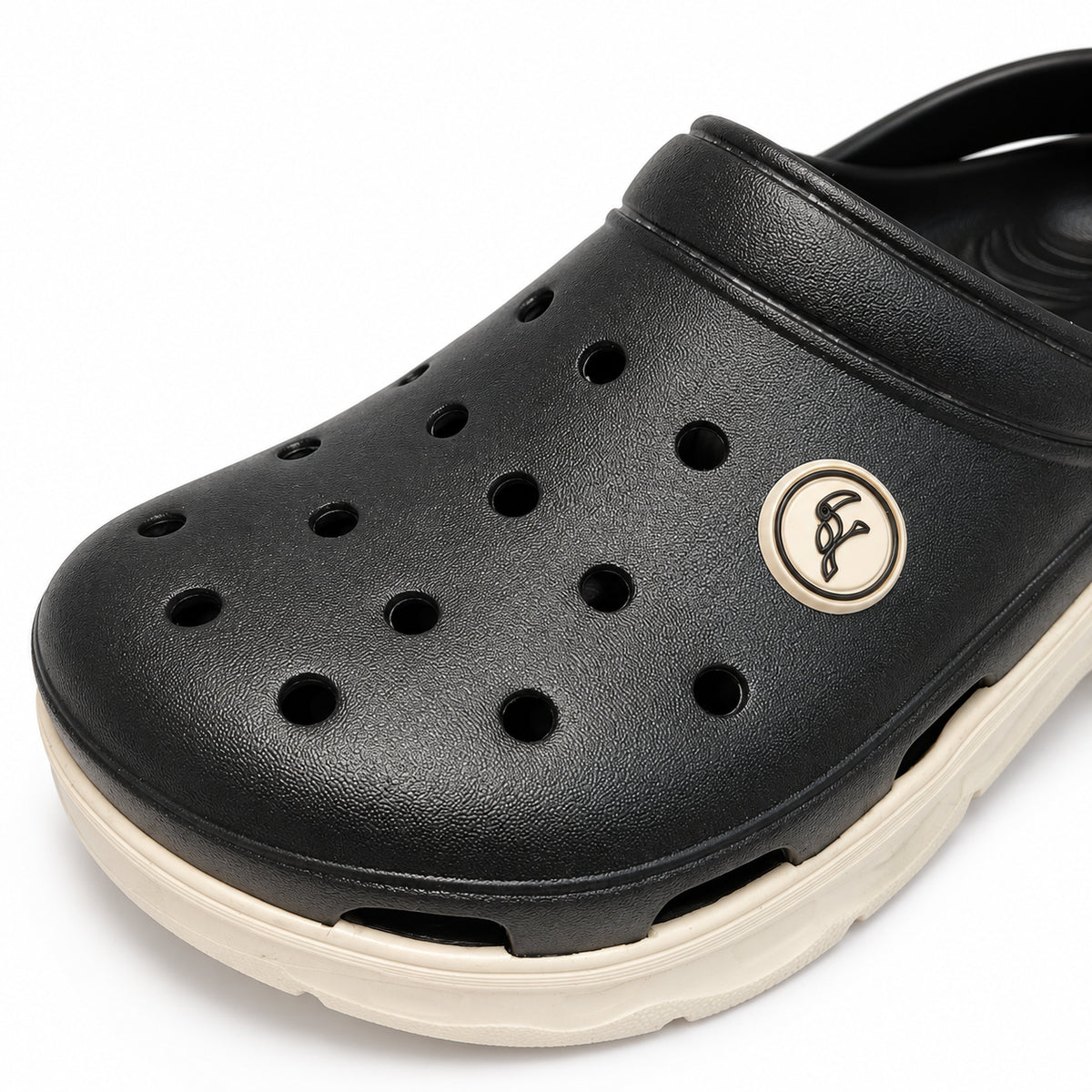 Frank men’s clogs black, toe close-up